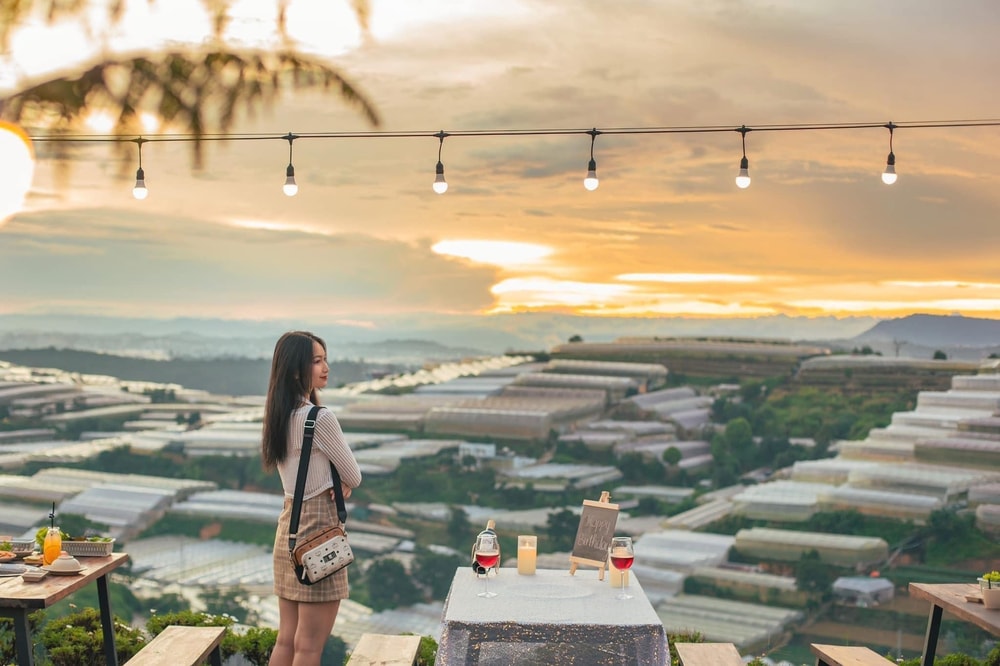 Du khách check-in với thung lũng trong ánh chiều tà